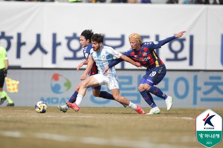 [서울=뉴시스] 프로축구 K리그1 울산 HD의 라카바, 수원FC의 이지솔. (사진=한국프로축구연맹 제공) *재판매 및 DB 금지