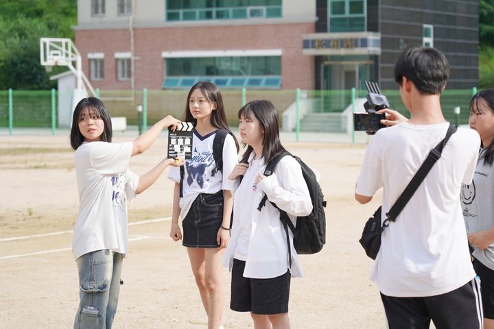  [봉화=뉴시스] 봉화군 석포중학생들이 영풍 석포제련소 후원 및 현직 영화인들 지도 아래 영화 '민낯의 미소'를 제작하고 있다. 2025.03.16. (사진=영풍 석포제련소 제공) photo@newsis.com **기사 내용과 관련 없습니다** *재판매 및 DB 금지