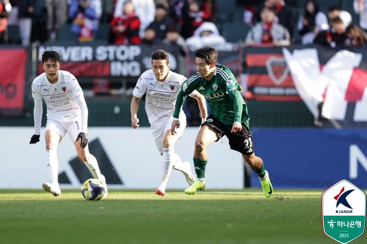 [서울=뉴시스] 프로축구 K리그1 포항 스틸러스의 이태석, 전북 현대의 김태환. (사진=한국프로축구연맹 제공) *재판매 및 DB 금지