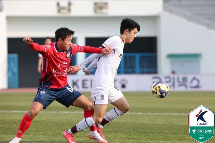 [서울=뉴시스] 프로축구 K리그1 김천 상무의 박수일, 광주FC의 문민서. (사진=한국프로축구연맹 제공) *재판매 및 DB 금지