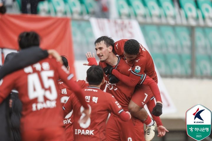 [서울=뉴시스] 프로축구 K리그2 부산 아이파크의 곤잘로. (사진=한국프로축구연맹 제공) *재판매 및 DB 금지