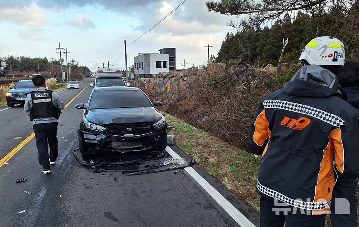 [서귀포=뉴시스] 16일 오후 제주 서귀포시 안덕면 산록남로 인근에서 승용차가 정면으로 충돌해 차량 탑승자 5명이 다쳐 병원으로 이송돼 치료를 받았다. 출동한 소방대원과 경찰이 현장 안정화 작업을 하고 있다. (사진=제주도소방안전본부 제공) 2025.03.16. photo@newsis.com *재판매 및 DB 금지