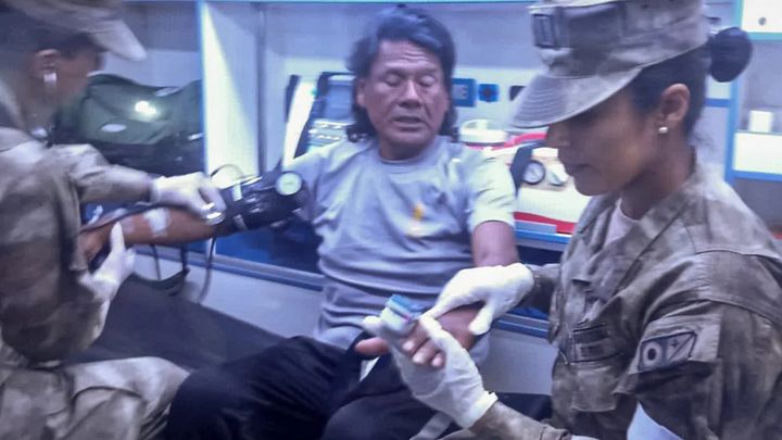 61세의 페루 어부 나파가 11일 구조되어 파이타 항에서 응급 처치를 받고 있다 *재판매 및 DB 금지