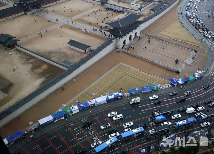 [서울=뉴시스] 배훈식 기자 = 16일 오전 서울 종로구 경복궁 광화문 앞에 윤석열 대통령의 탄핵을 촉구하는 농성 천막이 줄지어 설치돼 있다. 2025.03.16. dahora83@newsis.com