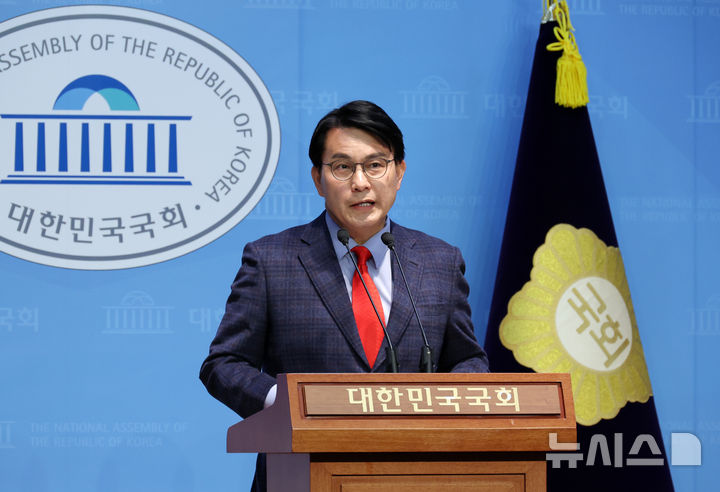 [서울=뉴시스] 조성우 기자 = 윤상현 국민의힘 의원이 16일 오전 서울 여의도 국회 소통관에서 '공수처의 불법적 수사행위 진상조사를 위한 특검법' 관련 기자회견을 하고 있다. 2025.03.16. xconfind@newsis.com