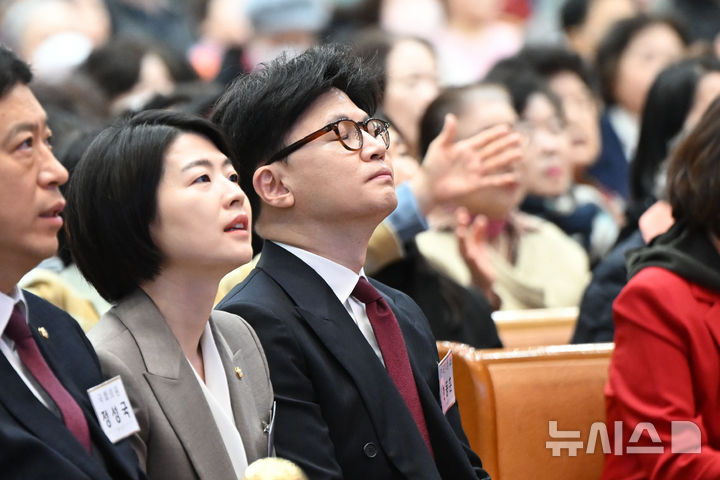 [서울=뉴시스] 국회사진기자단 = 한동훈(오른쪽) 전 국민의힘 대표가 16일 서울 영등포구 여의도 순복음교회에서 열린 예배에 참석해 기도하고 있다. 왼쪽부터 정성국, 한지아 국민의힘 의원, 한 전 대표. 2025.03.16. photo@newsis.com