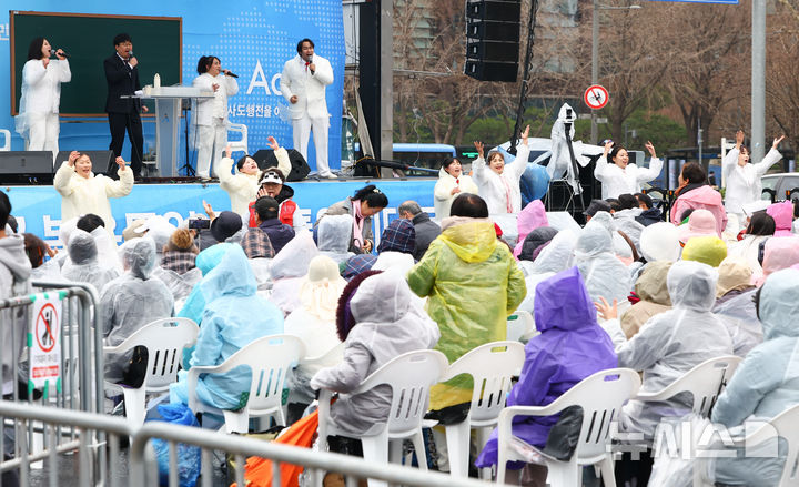 [서울=뉴시스] 황준선 기자 = 16일 서울 중구 세종대로에서 사랑제일교회 신도 등이 전국 주일 연합 예배를 하고 있다. 2025.03.16. hwang@newsis.com