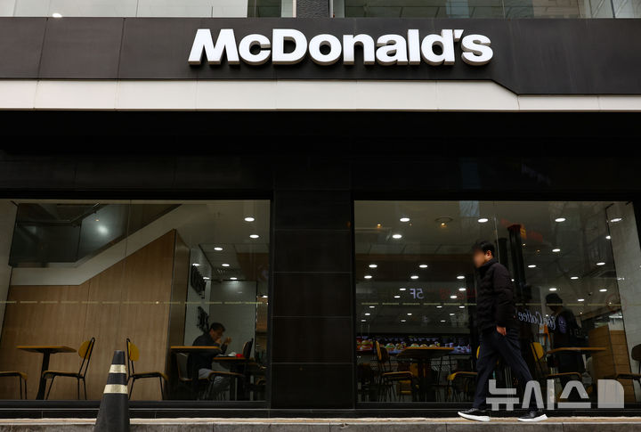 [서울=뉴시스] 황준선 기자 = 서울 시내 한 맥도날드 매장 모습. 2025.03.16. hwang@newsis.com