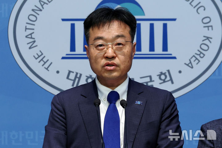 [서울=뉴시스] 조성우 기자 = 서상범 조국혁신당 법률위원장이 16일 오후 서울 여의도 국회 소통관에서 4·2 재보궐 선거 구로구청장 출마 기자회견을 하고 있다. 2025.03.16. xconfind@newsis.com