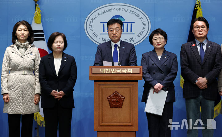 [서울=뉴시스] 조성우 기자 = 서상범(가운데) 조국혁신당 법률위원장이 16일 오후 서울 여의도 국회 소통관에서 김선민(오른쪽 두 번째부터) 조국혁신당 당대표 권한대행 등 당 의원들과 함께 4·2 재보궐 선거 구로구청장 출마 기자회견을 하고 있다. 2025.03.16. xconfind@newsis.com