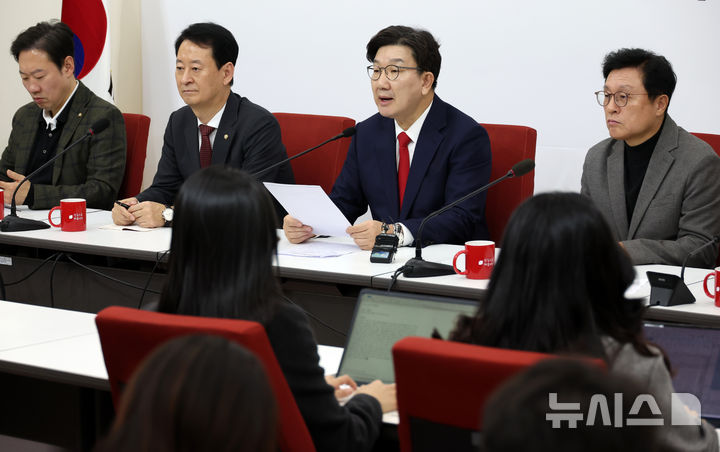 [서울=뉴시스] 조성우 기자 = 권성동(왼쪽 세 번째) 국민의힘 원내대표가 16일 오후 서울 여의도 국회에서 열린 현안 관련 기자간담회에서 발언하고 있다. 2025.03.16. xconfind@newsis.com