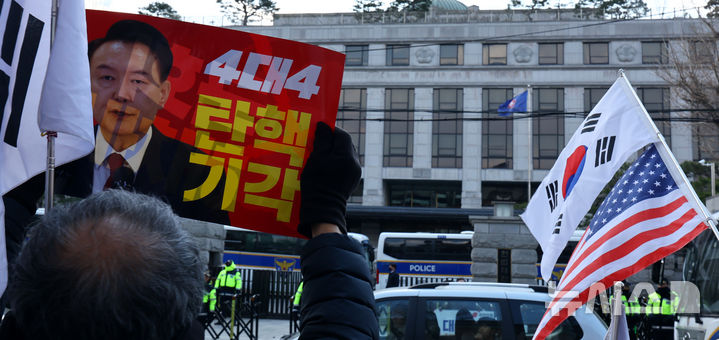 [서울=뉴시스] 박주성 기자 = 윤석열 대통령 탄핵 심판 선고를 앞둔 16일 서울 종로구 헌법재판소 앞에 윤 대통령 지지자들이 탄핵 각하를 촉구하고 있다. 2025.03.16. park7691@newsis.com