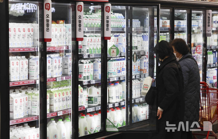 [서울=뉴시스] 김근수 기자 = 16일 서울 시내의 한 대형마트에 유유가 진열돼 있다. 2025.03.16. ks@newsis.com