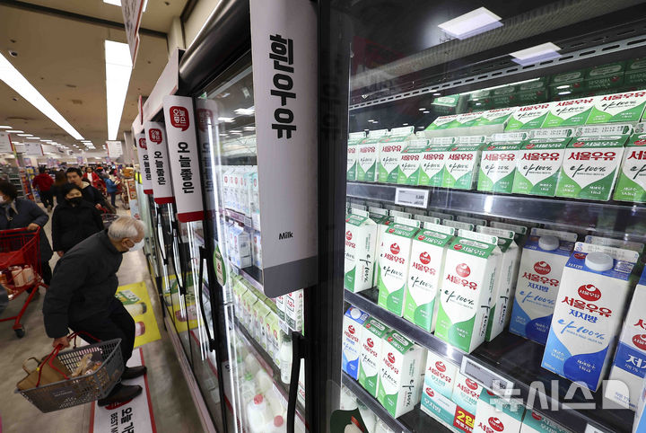 [서울=뉴시스] 김근수 기자 = 서울 시내의 한 대형마트에 유유가 진열돼 있다. 2025.03.16. ks@newsis.com