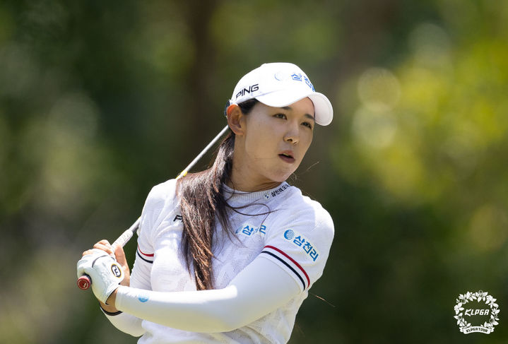 [서울=뉴시스] 조수정 기자 = 16일 태국 푸켓 블루캐니언CC에서 열린 '블루캐니언 레이디스 챔피언십' FR, 박보겸이 4번홀 티샷 후 타구를 확인하고 있다. (사진=KLPGA 제공) 2025.03.16. photo@newsis.com *재판매 및 DB 금지