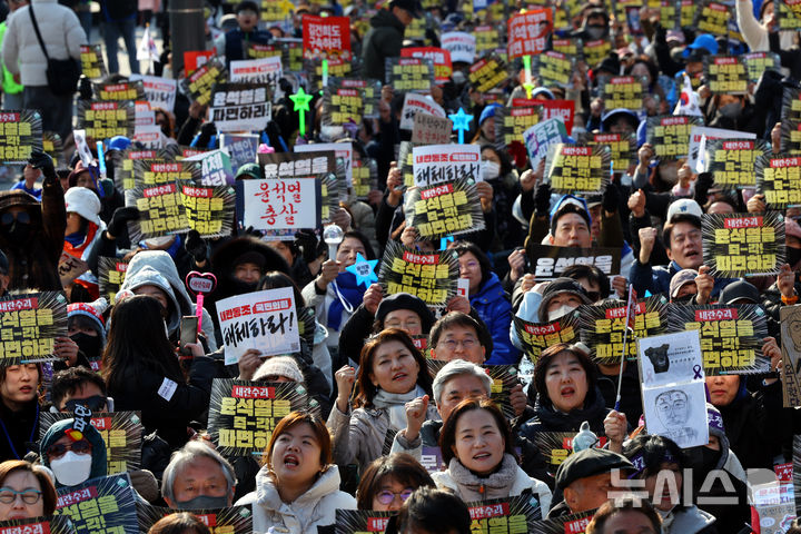 [서울=뉴시스] 박주성 기자 = 윤석열 퇴진 비상행동과 야 5당 등이 16일 오후 서울 종로구 광화문 동십자각 앞에서 윤석열 탄핵 촉구 집회를 하고 있다. 2025.03.16. park7691@newsis.com