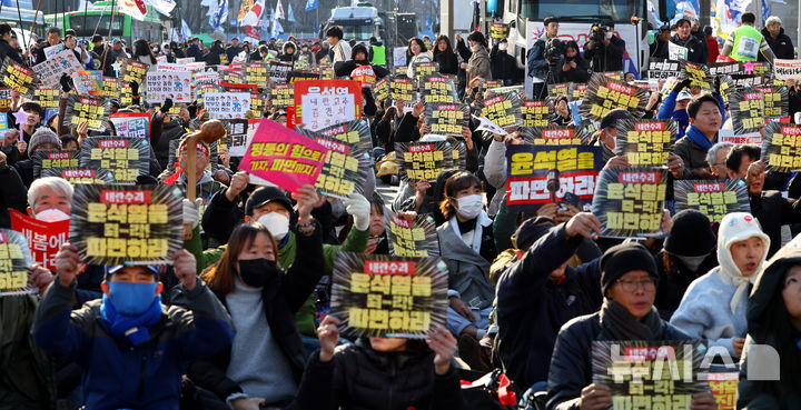 [서울=뉴시스] 박주성 기자 = 윤석열 퇴진 비상행동과 야 5당 등이 16일 오후 서울 종로구 광화문 동십자각 앞에서 윤석열 탄핵 촉구 집회를 하고 있다. 2025.03.16. park7691@newsis.com