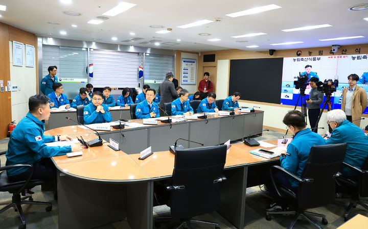 [서울=뉴시스] 김근수 기자 = 박범수 농림축산식품부 차관이 16일 정부세종청사 농식품부 재난상황실에서 구제역 중앙사고수습본부 회의를 주재하고 있다. (사진= 농림축산식품부 제공) 2025.03.16. photo@newsis.com *재판매 및 DB 금지