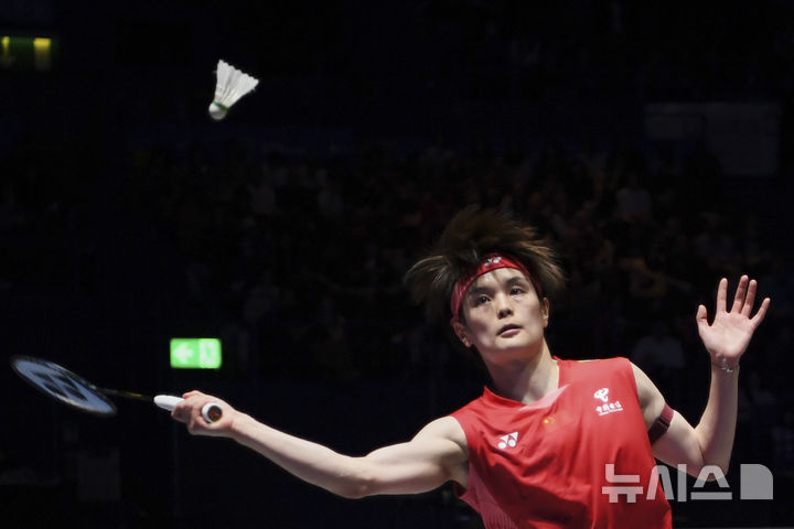 [버밍엄=AP/뉴시스] 중국의 왕즈이가 16일(현지 시간) 영국 버밍엄의 유틸리타 아레나에서 열린 세계배드민턴연맹(BWF) 전영오픈 여자 단식 결승에서 안세영과 경기하고 있다. 안세영이 2-1(13-21 21-18 21-18)로 승리하고 정상에 올랐다. 2025.03.17.