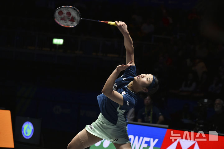 [버밍엄=AP/뉴시스] 안세영이 16일(현지 시간) 영국 버밍엄의 유틸리타 아레나에서 열린 세계배드민턴연맹(BWF) 전영오픈 여자 단식 결승에서 왕즈이(중국)와 경기하고 있다. 안세영이 2-1(13-21 21-18 21-18)로 승리하고 정상에 올랐다. 2025.03.17.