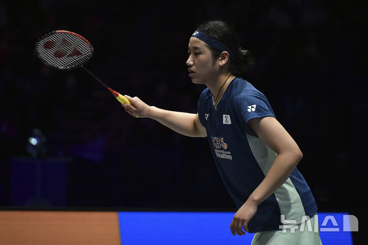 [버밍엄=AP/뉴시스] 안세영이 16일(현지 시간) 영국 버밍엄의 유틸리타 아레나에서 열린 세계배드민턴연맹(BWF) 전영오픈 여자 단식 결승에서 왕즈이(중국)와 경기하고 있다. 안세영이 2-1(13-21 21-18 21-18)로 승리하고 정상에 올랐다. 2025.03.17.