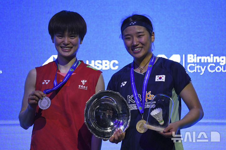 [버밍엄=AP/뉴시스] 안세영이 16일(현지 시간) 영국 버밍엄의 유틸리타 아레나에서 열린 세계배드민턴연맹(BWF) 전영오픈 여자 단식 시상식에서 금메달을 수여받고 2위를 차지한 왕즈이(중국)와 기념촬영 하고 있다. 2025.03.17.