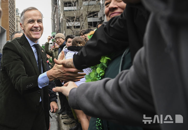 [몬트리올=AP/뉴시스] 마크 카니 캐나다 총리가 16일(현지 시간) 캐나다 몬트리올에서 열린 연례 성 패트릭의 날 퍼레이드에 참석해 시민들과 인사를 나누고 있다. 2025.03.17.