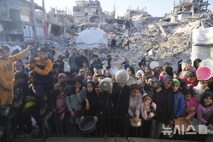 [베이트라히야=AP/뉴시스] 지난 16일(현지 시간) 가자지구 북부 베이트라히야에서 주민들이 식량 배급을 기다리고 있다. 2025.03.18.