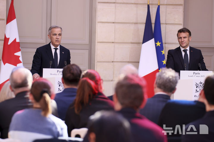 [파리=AP/뉴시스] 에마뉘엘 마크롱(오른쪽) 프랑스 대통령과 마크 카니 캐나다 총리가 17일(현지 시간) 프랑스 파리 엘리제궁에서 회담 후 공동 기자회견을 하고 있다. 2025.03.18.
