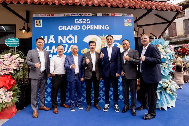 [서울=뉴시스] 허서홍 GS리테일 대표(오른쪽에서 세번째), 응우엔 황 뚜엉(Nguyen Hoang Tuan) 손킴그룹 회장(오른쪽에서 두번째)과 양사 관계자들이 GS25 베트남 하노이 진출을 기념하며 사진촬영을 하고 있다.. (사진=GS리테일 제공) *재판매 및 DB 금지