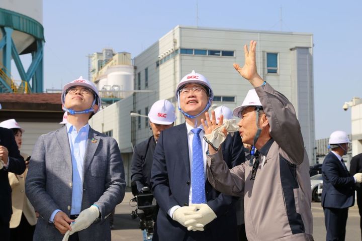 지난 14일 SGC에너지 군산 사업장에서 SGC에너지 박준영 부회장(오른쪽)과 안호영 국회 환경노동위원장(가운데), 김완섭 환경부 장관(왼쪽) 등 관계자가 CCU 설비를 살펴보고, CCU 산업 발전 방안을 논의하고 있다. (사진=SGC에너지 제공) *재판매 및 DB 금지
