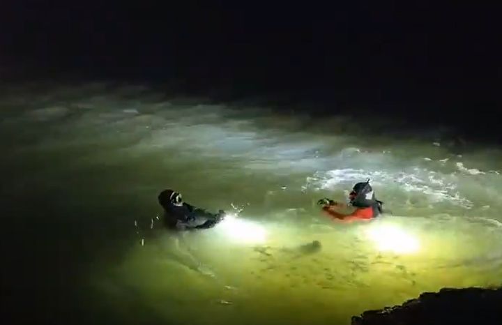 [부산=뉴시스] 16일 오후 부산 기장군 일광읍 학리방파제 앞 바다에 빠진 익수자 구조 나선 구조대원들. (사진=부산소방재난본부 제공) 2025.03.17. photo@newsis.com *재판매 및 DB 금지