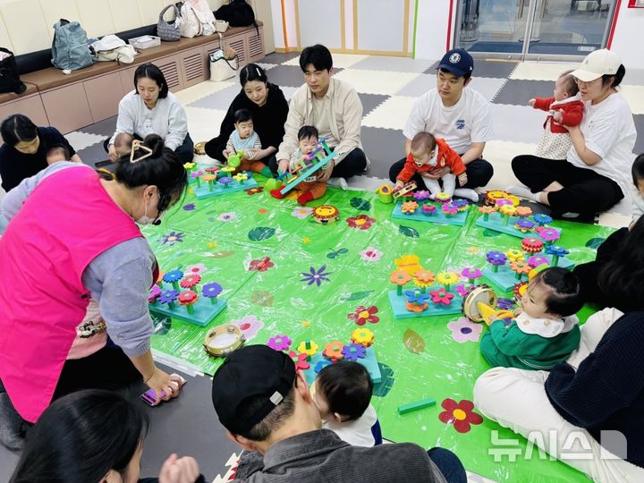 [용인=뉴시스]찾아가는 우리동네 육아센터 프로그램(사진=용인시 제공) 2025.03.17. photo@newsis.com