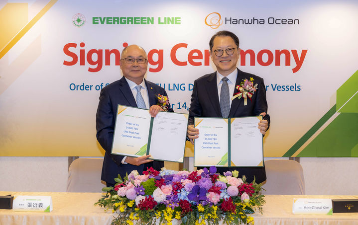 대만 현지에서 김희철 한화오션 대표이사(오른쪽)와 장옌이 에버그린 회장이 LNG이중연료추진 초대형 컨테이너선 건조 계약서에 서명한 뒤 기념촬영을 하고 있다.(사진제공=한화오션) *재판매 및 DB 금지