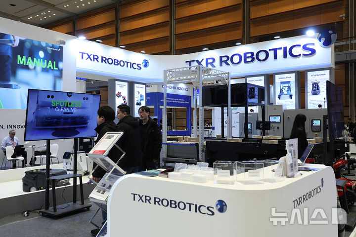 [서울=뉴시스] 티엑스알로보틱스의 'AW 2025' 전시회 참여 현장.(사진=티엑스알로보틱스 제공)