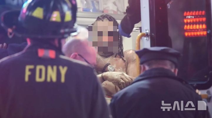 [서울=뉴시스] 미국 뉴욕 타임스스퀘어 인근 거리에서 신원을 알 수 없는 용의자가 한 남성의 몸에 액체를 뿌리고 불을 지른 끔찍한 사건이 벌어졌다. (사진=뉴욕포스트 캡처)