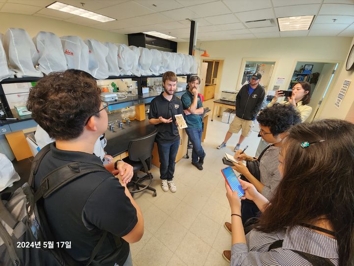 [서울=뉴시스] 미국 연구자들과의 흰개미 문화유산 피해 연구내용 회의 (사진=국가유산청 제공) 2025.03.17. photo@newsis.com *재판매 및 DB 금지