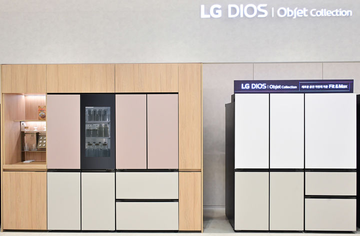 [서울=뉴시스]LG전자가 빌트인 스타일을 만드는 'LG 디오스 오브제컬렉션 냉장고 핏 앤 맥스(Fit & Max)' 제품군을 확대한다. LG전자는 서울 양평동에 있는 베스트샵 서울양평220점에 고객들이 핏 앤 맥스의 장점을 체험할 수 있는 공간을 조성했다. (사진 = LG전자) 2025.03.17. photo@newsis.com&nbsp; *재판매 및 DB 금지