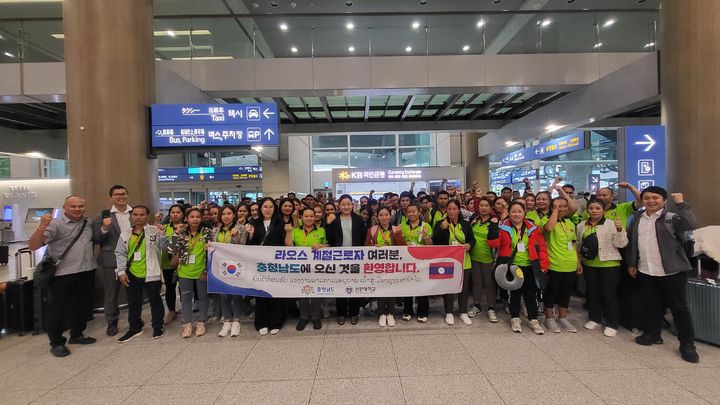 [홍성=뉴시스] 충남도 내서 농업 현장에 투입될 라오스 계절근로자들이 인천공항에 입국하고 있다. *재판매 및 DB 금지