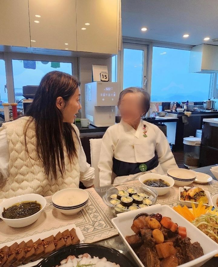 [서울=뉴시스] 배우 고현정이 모친의 여든 번째 생신을 축하했다. (사진=고현정 인스타그램 캡처) 2025.03.17. photo@newsis.com *재판매 및 DB 금지