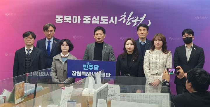 [창원=뉴시스] 강경국 기자 = 더불어민주당 경남 창원시의단이 17일 창원시청 프레스센터에서 국민의힘 소속 시의원으로만 구성된 창원특례시 수소산업 육성 특별위원회의 활동 결과 보고서의 문제점을 지적하는 기자회견을 갖고 있다. 2025.03.17. kgkang@newsis.com