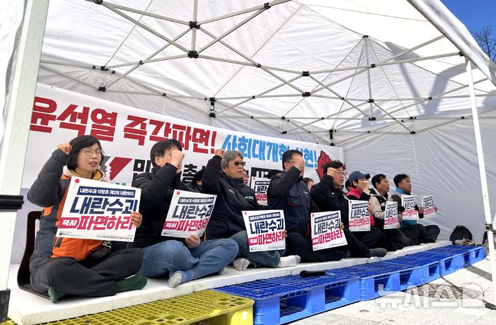 [부산=뉴시스] 이아름 기자 = 민주노총 부산본부는 17일 오전 서면 쥬디스태화백화점 정문 앞에서 윤 대통령의 파면을 촉구하면서 긴급 시국 농성에 들어갔다. 2025.03.17. aha@newsis.com 