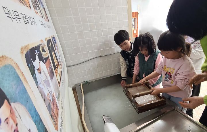 [대전=뉴시스] 국립자연휴양림을 찾은 아이들이 한지뜨기 체험을 하고 있다.(사진=국립자연휴양림관리소 제공) *재판매 및 DB 금지