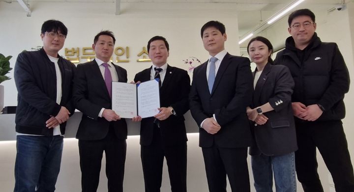 [울산=뉴시스] 박수지 기자 = 법무법인 소울 울산분사무소가 울산 달동 먹자골목상인회와 17일 법률자문 서비스 제공을 위해 상생 양해각서를 체결한 뒤 기념촬영을 하고 있다. (사진=서울 제공) 2025.03.17. photo@newsis.com *재판매 및 DB 금지