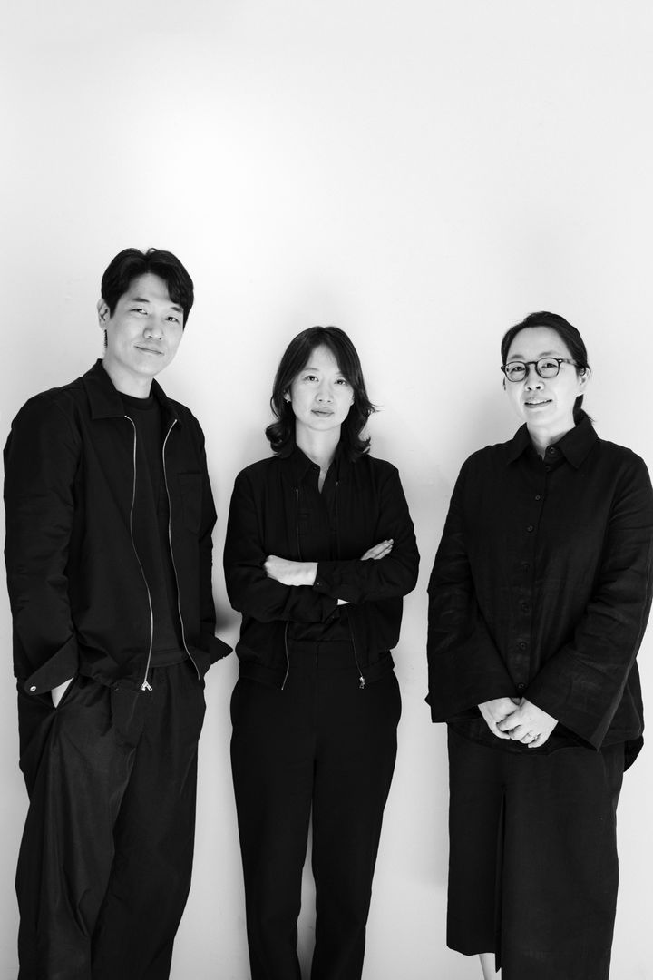 예술감독 CAC (Curating Architecture Collective)씨에이씨는 글과 사물, 공간에 담긴 건축적 형식을 탐구하는 기획집단이다. 정다영, 김희정, 정성규 세 명의 건축 큐레이터가 설립했으며, 다양한 예술 실천의 현장에서 일하는 큐레이터 콜렉티브를 지향한다. *재판매 및 DB 금지
