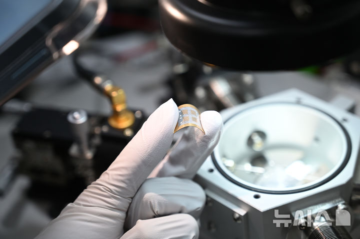 [창원=뉴시스]한국재료연구원이 개발한 세계 최초 저온합성 브롬화구리막 기반 고유연·고감도 암모니아 센서.(사진=한국재료연구원 제공) 2025.03.17. photo@newsis.com