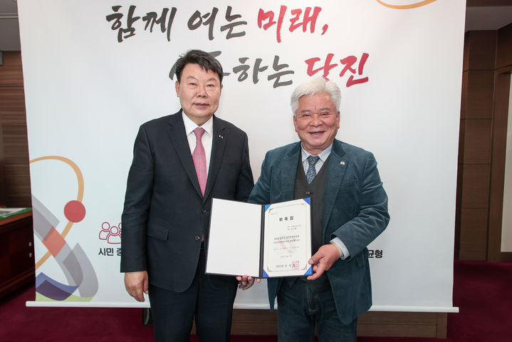 [당진=뉴시스] 17일 당진시 재난안전 분야 정책특별보좌관으로 위촉된 김주회(오른쪽) 교수가 당진시청 시장실에서 오성환 시장에게 위촉장을 받은 후 기념 사진을 찍고 있다. (사진=당진시 제공) 2025.03.17. photo@newsis.com *재판매 및 DB 금지