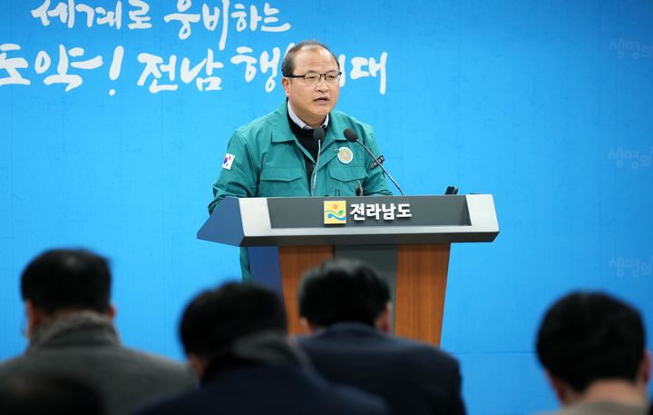[무안=뉴시스] 송창헌 기자 = 박현식 전남도 농축산식품국장이 17일 도청 브리핑룸에서 구제역 차단방역 대책 추진상황에 대해 브리핑을 하고 있다. (사진=전남도 제공) 2025.03.17 photo@newsis.com *재판매 및 DB 금지