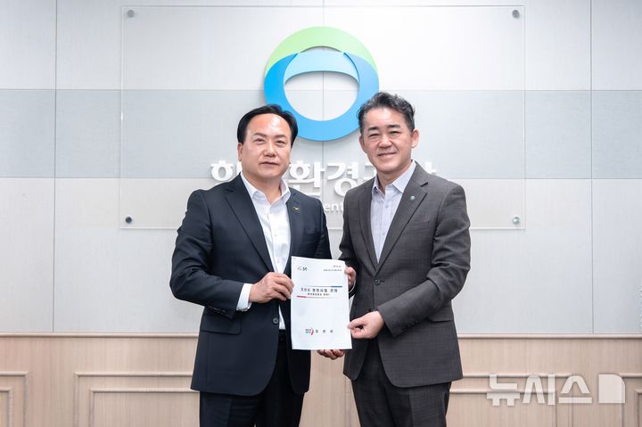 [오산=뉴시스] 이권재 시장이 한국환경공단 임상준 이사장과 간담회를 벌인 뒤 하수처리물량 조기 확보 등 요청서를 전달하고 있는 모습(사진=오산시 제공)2025.03.17.photo@newsis.com    