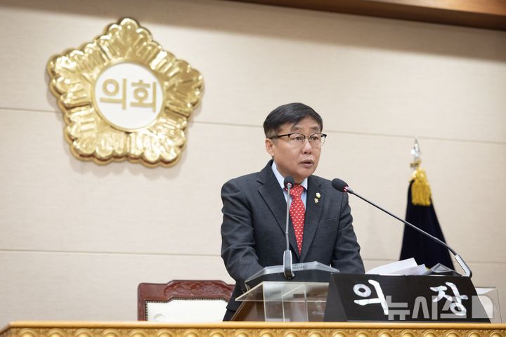 [양주=뉴시스] 윤창철 의장이 제375회 임시회 제1차 본회의에서 '학생 통학권 보장을 위한 양주시&nbsp;&nbsp; 중학군 조정 및 지원 대책 건의안'을 채택하고 있다. (사진=양주시의회 제공) 2025.03.17 photo@newsis.com